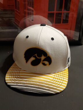 New Era Iowa Hawkeyes Team Rope Golfer hat features a white crown and a black